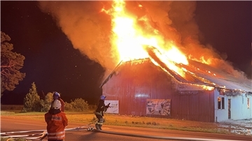 Die Flammen schlugen meterhoch aus dem Dach der Scheune. 