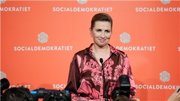 Mette Frederiksen, dänische Ministerpräsidentin und Vorsitzende der Sozialdemokratischen Partei, spricht in der Wahlnacht zu Mitgliedern ihrer Partei.
