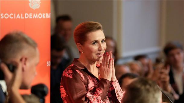 Dänemark nach Wahldrama auf der Suche nach neuer Regierung Mette Frederiksen spricht in der Wahlnacht zu Mitgliedern ihrer Partei.