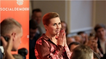Mette Frederiksen spricht in der Wahlnacht zu Mitgliedern ihrer Partei.