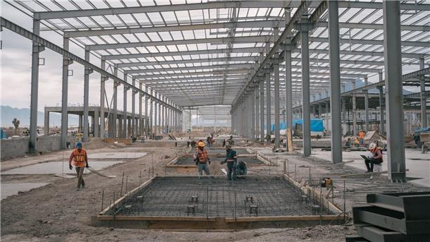 „Nearshoring“: Die Welt rückt wieder enger zusammen Mexikanische Arbeiter bauen am neuen Lager der Lizhong Wheel Group auf dem Industriegelände Interpuerto Monterrey. Mexiko wird für Unternehmen aus dem Ausland attraktiv: Mit der Reform des Nordamerika-Freihandelsabkommens wurden die so genannten Ursprungsregeln verändert.