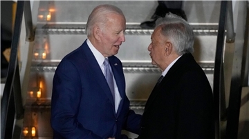 Mexikos Präsident Andres Manuel Lopez Obrador (l) empfängt seinen amerikanischen Amtskollegen Joe Biden am Flughafen von Zumpango.