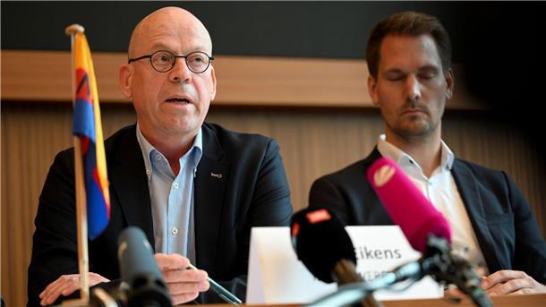 Werft-Chef: Derzeit kein weiterer Stellenabbau nötig Meyer-Werft-Chef Eikens (l) hält den Standort Papenburg für zukunftsfähig. (Archivbild)