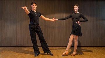 Ein junges Tanzpaar in einer Tanzpose.