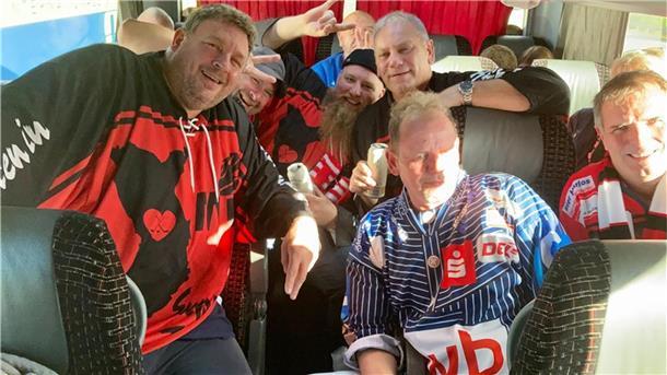 Männer in einem Bus, Freude