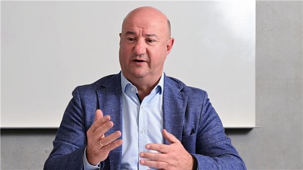 Michael Brecht, Vorsitzender Gesamtbetriebsrat der Daimler Truck AG, hat die Sparziele des Nutzfahrzeugherstellers kritisiert.