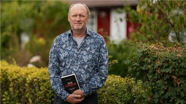 Michael Brömmel legt mit „Das Geflecht“ seinen ersten Bremerhaven-Krimi vor. Ort des Mordes ist der Gartenverein Geesthelle, in dem Brömmel selbst eine Parzelle hat.