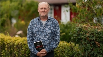 Michael Brömmel legt mit „Das Geflecht“ seinen ersten Bremerhaven-Krimi vor. Ort des Mordes ist der Gartenverein Geesthelle, in dem Brömmel selbst eine Parzelle hat.