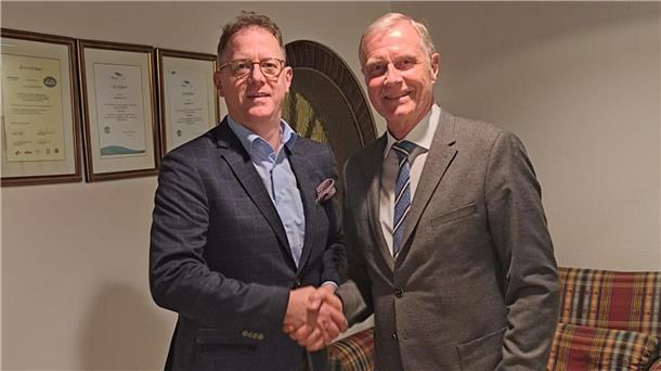 Michael de Reese (links) gratuliert seinem Nachfolger Rolf Ahlers. 