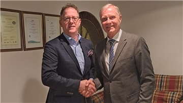 Michael de Reese (links) gratuliert seinem Nachfolger Rolf Ahlers. 