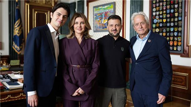 Michael Douglas besucht mit Sohn Dylan die Ukraine und traf Präsident Wolodymyr Selenskyj (2.v.r) und seine Frau Olena. (Archivbild)