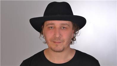 Michael Falkenauge lebt seit Juni vergangenen Jahres mit seiner Familie in Butjadingen. Der Sänger und Kabarettist hat ein Lied für die aus Eckwarden abgeschobenen Syrer geschrieben.