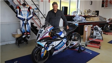 Michael Galinski mit der Maschine von BMW-Fahrer Garrett Gerloff, die gerade noch in Italien auf der WM-Strecke war.