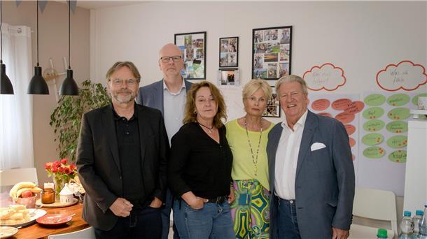 Michael Groß (links, Präsidiumsvorsitzender des AWO Bundesverbandes) zu Gast in der Mädchen-Wohngruppe in Bremerhaven mit (von links) Eckart Kroon, Caren Utecht, Britta Nienaber und Uwe Lissau (alle AWO Bremerhaven). Foto: Masorat