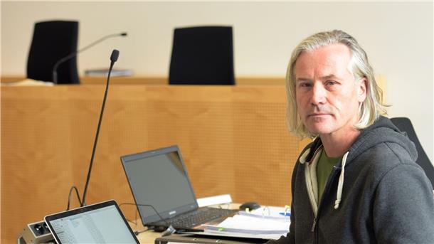 Neue Sky-Doku nährt Zweifel im Kriminalfall Ursula Herrmann Michael Herrmann, der Bruder des Entführungsopfers Ursula Herrmann, sitzt in einem Sitzungssaal des Landgerichts Augsburg.