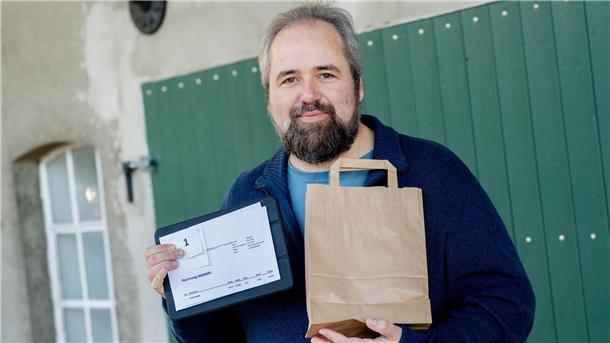 Michael Jaskulewicz ist das erste Mitglied des Cannabis-Anbauvereins Ganderkesee, der seine legal geerntete Portion des Rauschgifts in Empfang nimmt.