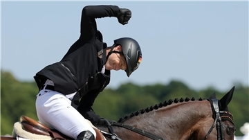 Michael Jung feiert Gold.
