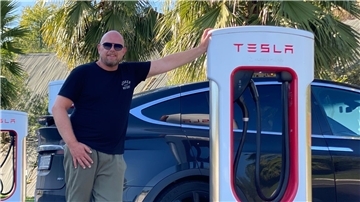 Mann tankt Auto an E-Tankstelle