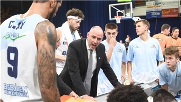 Michael Mai (Mitte) ist enttäuscht, dass es mit der Erstliga-Rückkehr für die Eisbären nichts geworden ist. Der Coach muss für eine weitere ProA-Saison planen.