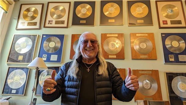 Uriah Heep auf 25. Album ohne Alterserscheinungen Michael „Mick“ Frederick Box, Leadgitarrist der britischen Rockband Uriah Heep, in seiner Küche in London.