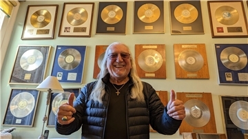 Michael „Mick“ Frederick Box, Leadgitarrist der britischen Rockband Uriah Heep, in seiner Küche in London.