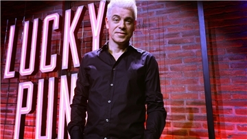 Michael Mittermeier steht vor der Eröffnung des «Lucky Punch Comedy Club» im ehemaligen Gasteig bei einem Fototermin auf der Bühne.