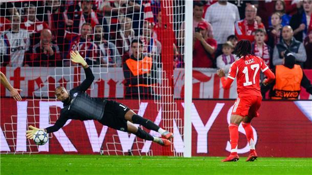 Michael Olise (r) scheitert an Torwart Robert Sanchez.