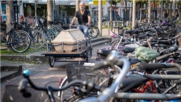 Mann mit Bestattungsfahrrad.