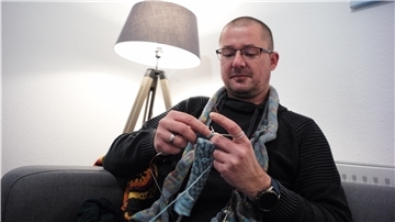 Michael Oosterveld (46) aus Bremerhaven strickt gern - und berichtet darüber jetzt in einem Youtube-Blog.