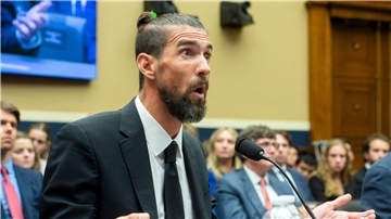 Michael Phelps spricht während einer Anhörung im US-Repräsentantenhaus.