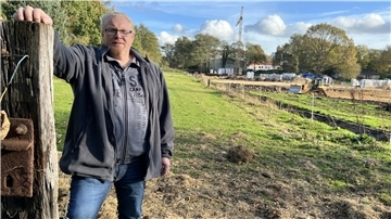 Michael Pollack-Weinandy will auf einem Stück Pferdeweide in Langen kleine Wohnhäuser bauen. 
