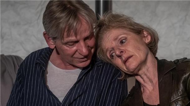 Michael Schories und Katharina Schumacher werfen sich in der Komödie „Ich lach mich tot“ im Piccolo Teatro die Wort-Bälle nur so zu.