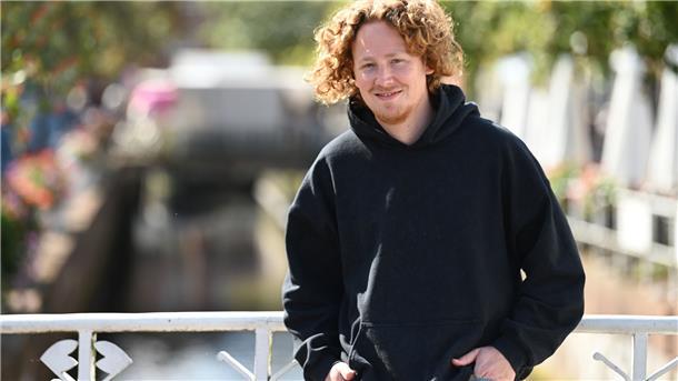 Michael Schulte, Sänger und Teilnehmer beim Eurovision Song Contest (ESC) 2018, lächelt bei einem Fototermin