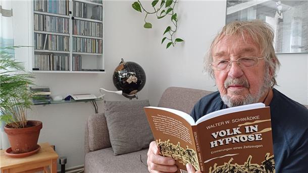Volk in Hypnose: Buch des Schiffdorfer Autors blickt auf die Nazizeit  Michael Schwädke aus Schiffdorf hält ein Buch in der Hand.