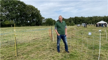 Michael Sluiter vom Herdenschutz der Landwirtschaftskammer zeigt verschiedene Wolfsabwehrnetze.
