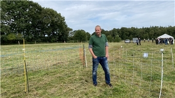 Michael Sluiter vom Herdenschutz der Landwirtschaftskammer zeigt verschiedene Wolfsabwehrnetze.