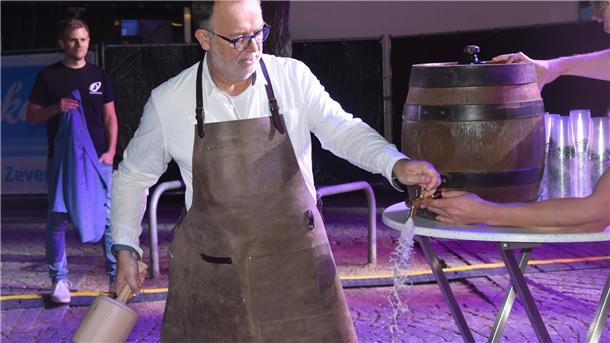 Michael Solty, Bürgermeister der Stadt Zeven, hat das Zevener Stadtfest kurz nach Sonnenuntergang mit dem obligatorischen Fassbieranstich eröffnet.