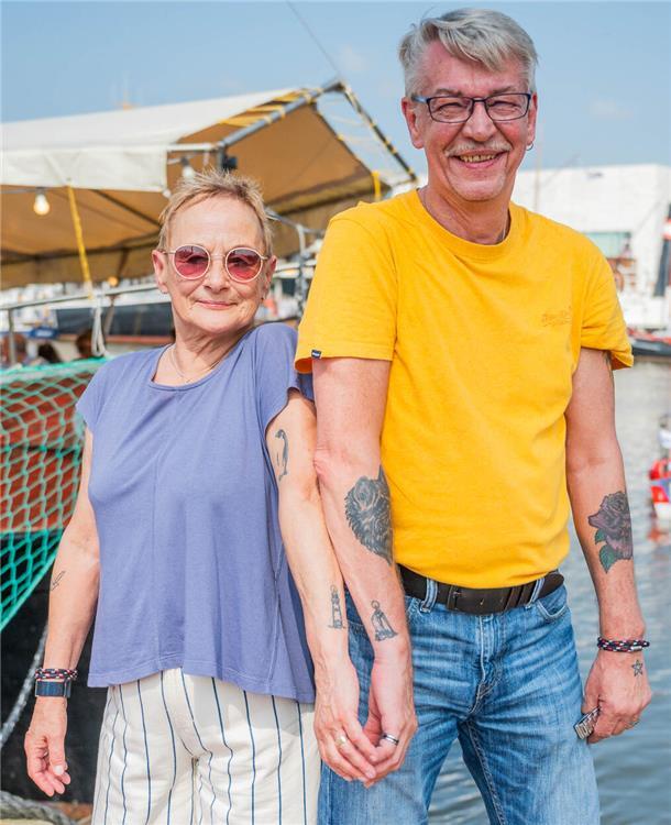 Maritime Tage in Bremerhaven: Das sind die coolsten Tattoos auf dem Fest (Fotos) Michael und Karin aus Bremen verbindet ihre maritimen Tattoos, ein Leuchtturm und ein Segelschiff, der gemeinsamen Liebe.