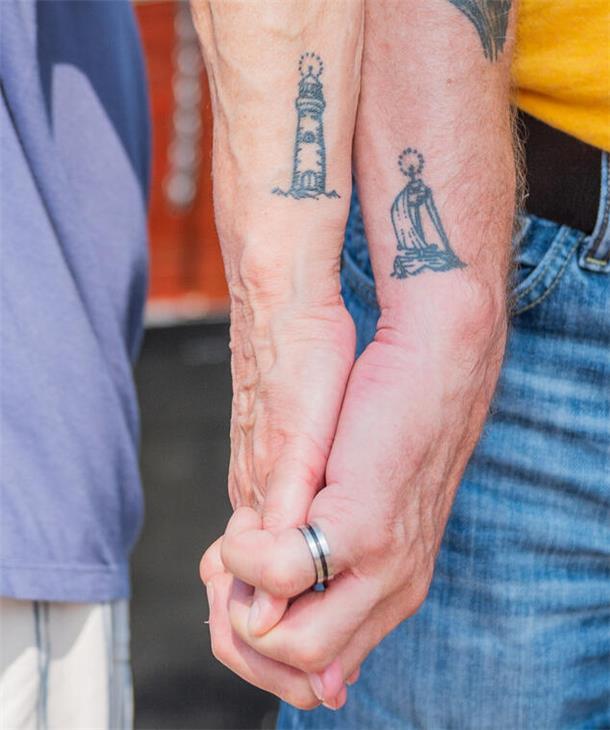Maritime Tage in Bremerhaven: Das sind die coolsten Tattoos auf dem Fest (Fotos) Michael und Karin aus Bremen verbindet ihre maritimen Tattoos, ein Leuchtturm und ein Segelschiff, der gemeinsamen Liebe.