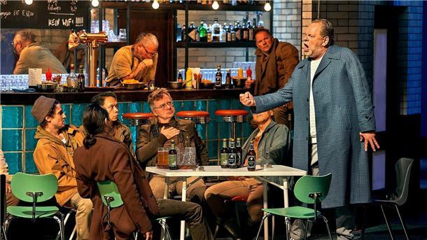 Michael Volle (Der Holländer)  mit dem Chor der Bayreuther Festspiele im 1. Aufzug der Oper „Der fliegende Holländer“.