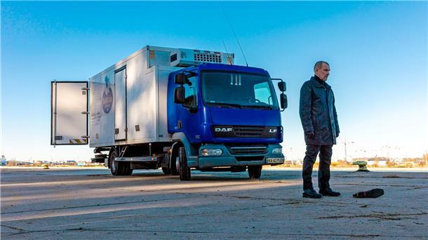 Viele Geheimnisse und zarte Gefühle - Der 22. „Usedom-Krimi“ Michail Leskow (Jevgenij Sitochin) auf dem Parkplatz des Kühllasters in einer Szene des Films „Schlepper - Der Usedom-Krimi“.
