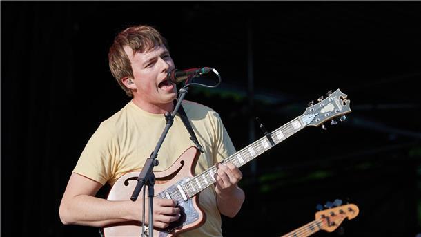 Michèl von Wussow geht auf seine erste Deutschland-Tour Michel von Wussow, Musiker, steht auf der Freilichtbühne im Stadtpark.