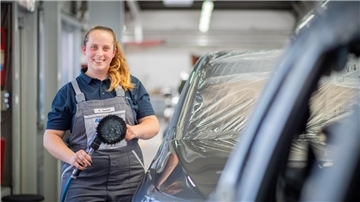Michelle Duetsch - hier mit einer Polierbürste - arbeitet in der Lackiererei von BLG Autotec im Hafen von Bremerhaven.