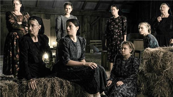 Michelle McLeod (l-r) als Mejal, Sheila McCarthy als Greta, Liv McNeil als Neitje, Jessie Buckley als Mariche, Claire Foy als Salome, Kate Hallett als Autje, Rooney Mara als Ona und Judith Ivey als Agata in einer Szene des Films „Die Aussprache“.