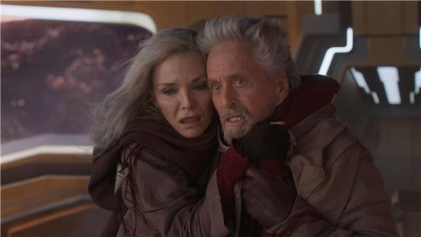 Michelle Pfeiffer (l) als Janet van Dyne und Michael Douglas als Hank Pym in einer Szene des Films „Ant-Man and The Wasp: Quantumania“.