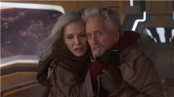 Michelle Pfeiffer (l) als Janet van Dyne und Michael Douglas als Hank Pym in einer Szene des Films „Ant-Man and The Wasp: Quantumania“.