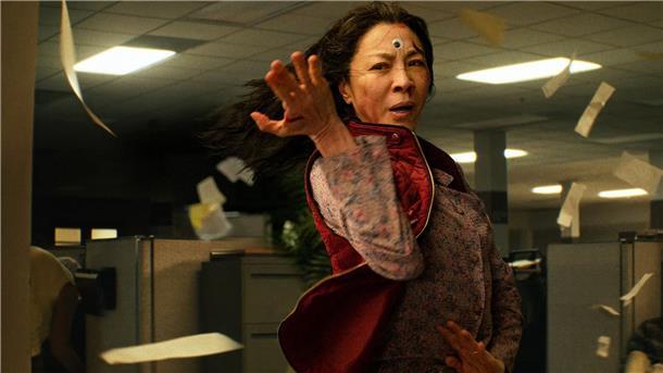 „Im Westen nichts Neues“ für neun Oscars nominiert Michelle Yeoh als Evelyn in einer Szene des Films „Everything Everywhere All At Once“.