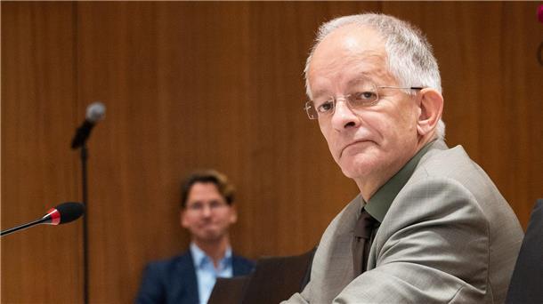Staatskanzlei-Chef Mielke im Gehaltsstreit vereidigt Mielke ist seit 2013 Chef der Staatskanzlei - also seit Beginn der Amtszeit von Ministerpräsident Weil.