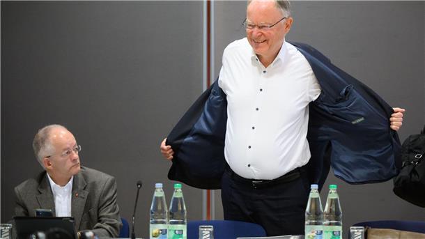 CDU lässt Staatskanzlei-Chef im Gehaltsstreit vereidigen Mielke (l) ist seit 2013 Chef der Staatskanzlei – seit Beginn der Amtszeit von Ministerpräsident Weil. (Archivbild)
