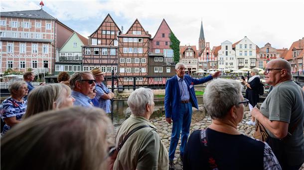 Lüneburg profitiert seit fast 20 Jahren von „Roten Rosen“ Mietzner gibt sein Wissen seit 25 Jahren mit viel Wortwitz auf den Rundgängen preis.